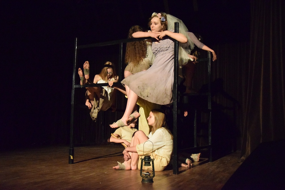 Kartuzy. Młodzi aktorzy pokazali na scenie, jak zgubne są dopalacze