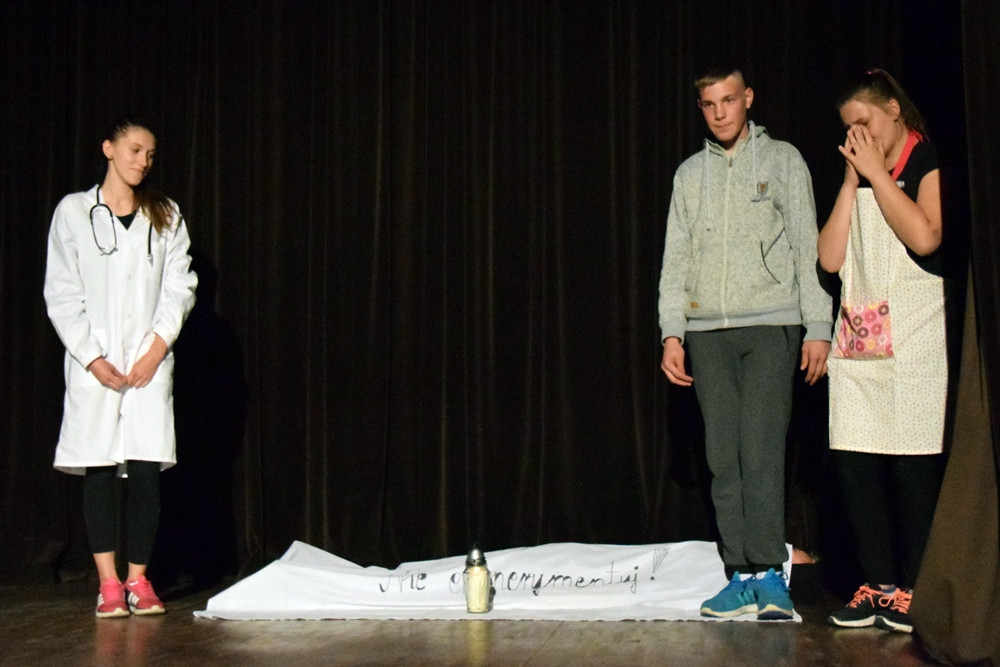 Kartuzy. Młodzi aktorzy pokazali na scenie, jak zgubne są dopalacze