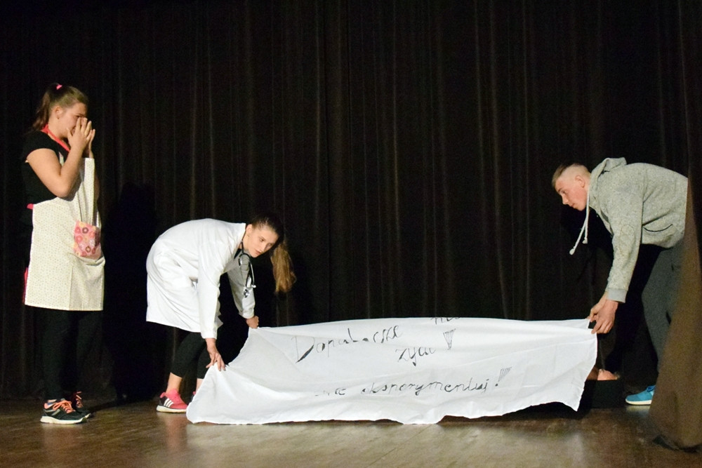 Kartuzy. Młodzi aktorzy pokazali na scenie, jak zgubne są dopalacze