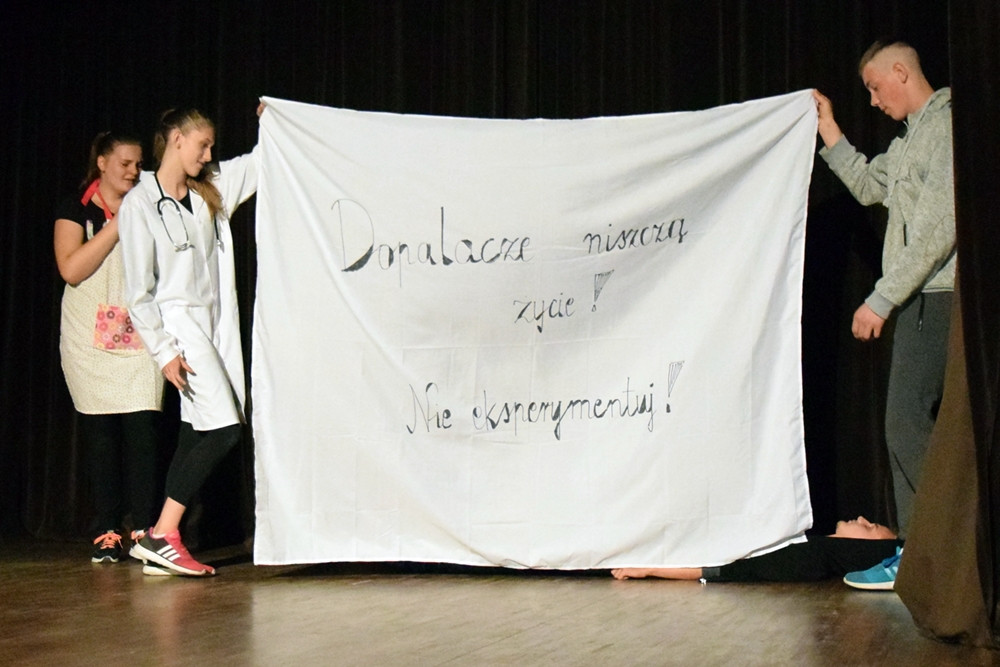 Kartuzy. Młodzi aktorzy pokazali na scenie, jak zgubne są dopalacze