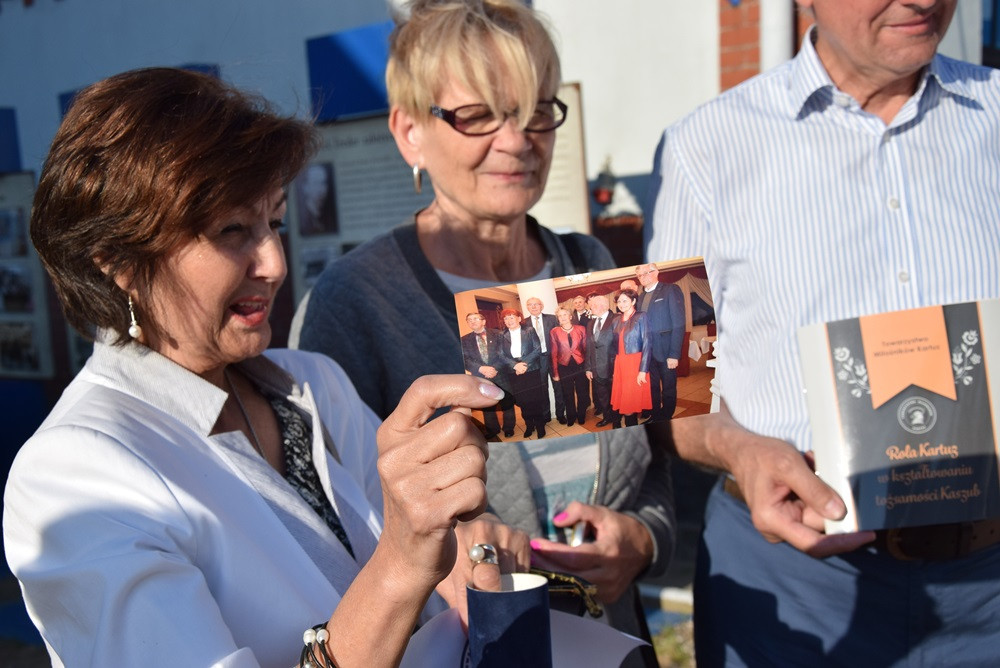 Żarówki, książki, zdjęcia, gazety, nalewki, listy, Nokia 3310... to włożyli kartuzianie do skrzyni czasu