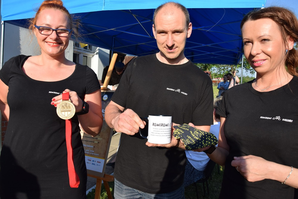 Żarówki, książki, zdjęcia, gazety, nalewki, listy, Nokia 3310... to włożyli kartuzianie do skrzyni czasu