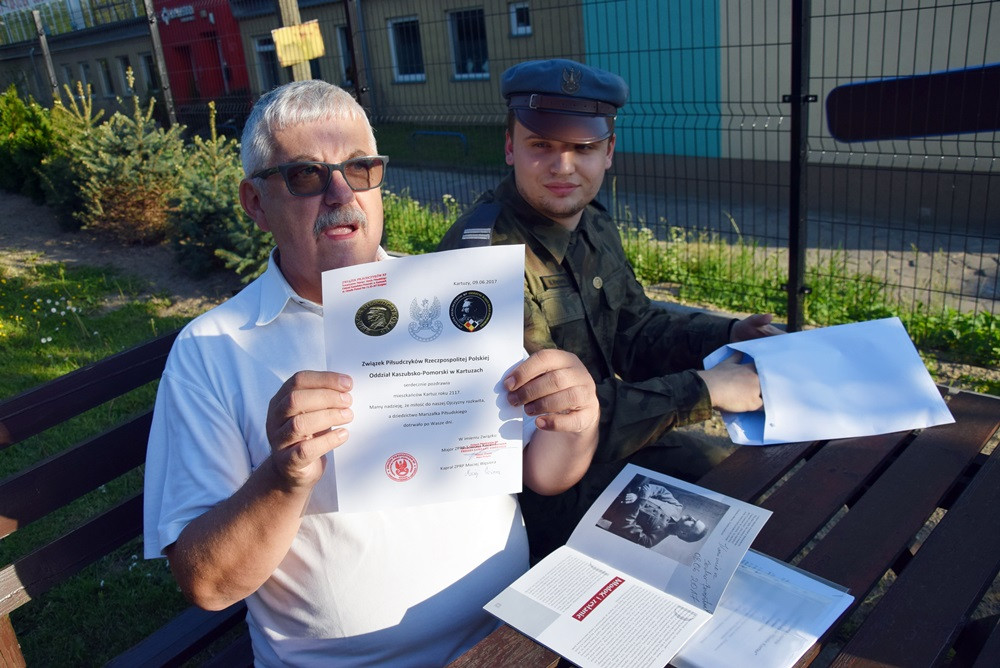 Żarówki, książki, zdjęcia, gazety, nalewki, listy, Nokia 3310... to włożyli kartuzianie do skrzyni czasu