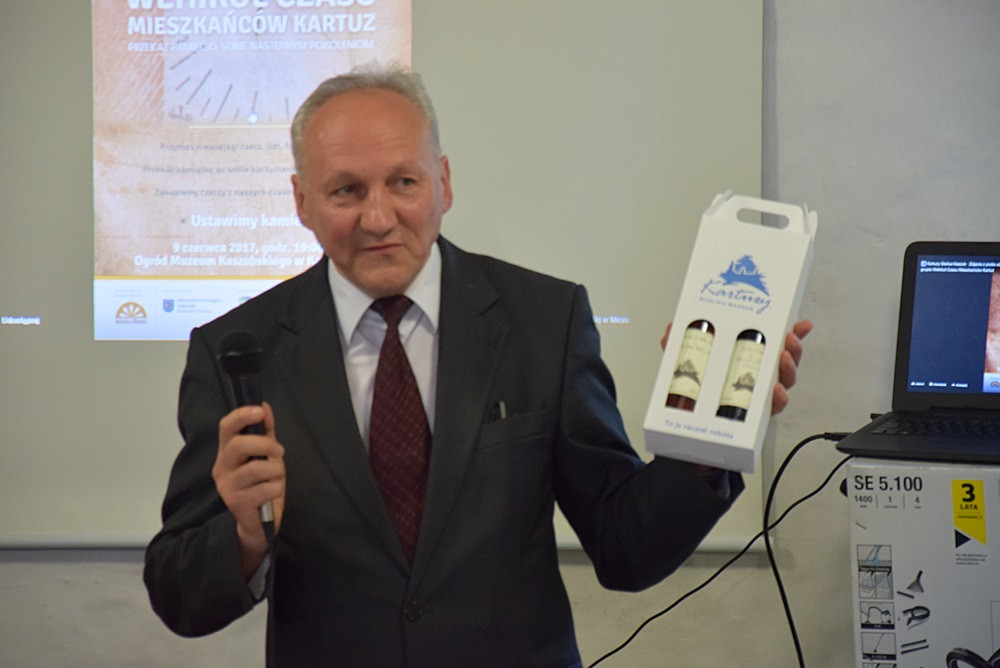 Żarówki, książki, zdjęcia, gazety, nalewki, listy, Nokia 3310... to włożyli kartuzianie do skrzyni czasu