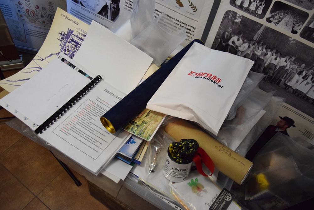 Żarówki, książki, zdjęcia, gazety, nalewki, listy, Nokia 3310... to włożyli kartuzianie do skrzyni czasu