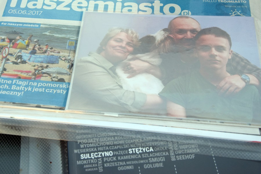 Żarówki, książki, zdjęcia, gazety, nalewki, listy, Nokia 3310... to włożyli kartuzianie do skrzyni czasu