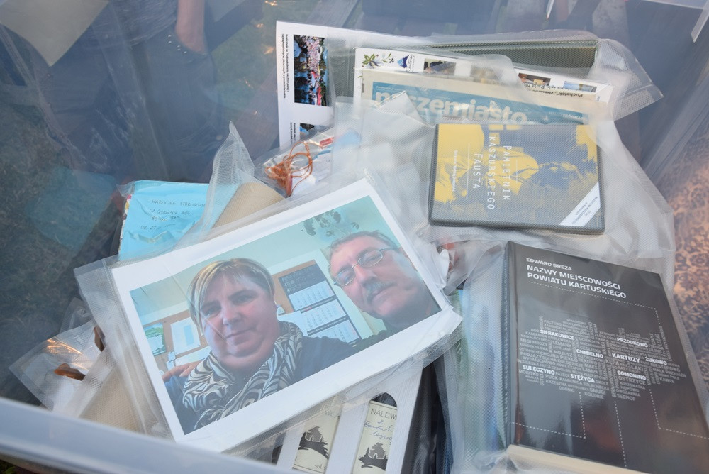 Żarówki, książki, zdjęcia, gazety, nalewki, listy, Nokia 3310... to włożyli kartuzianie do skrzyni czasu