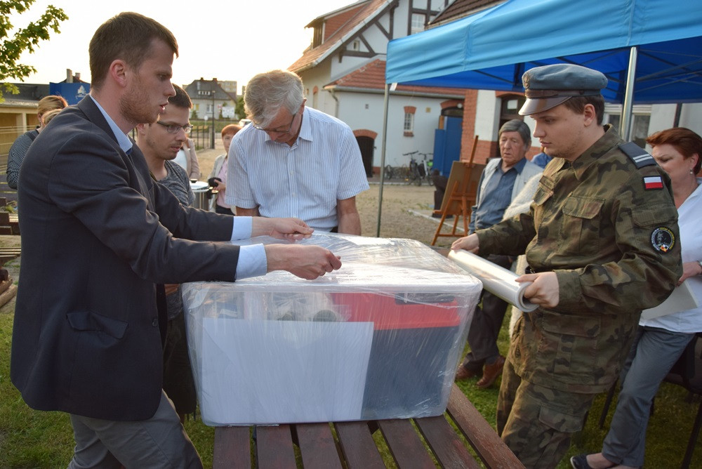 Żarówki, książki, zdjęcia, gazety, nalewki, listy, Nokia 3310... to włożyli kartuzianie do skrzyni czasu