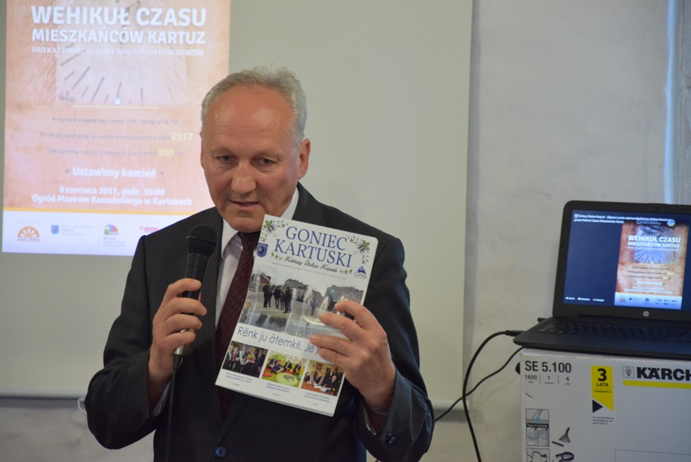 Żarówki, książki, zdjęcia, gazety, nalewki, listy, Nokia 3310... to włożyli kartuzianie do skrzyni czasu