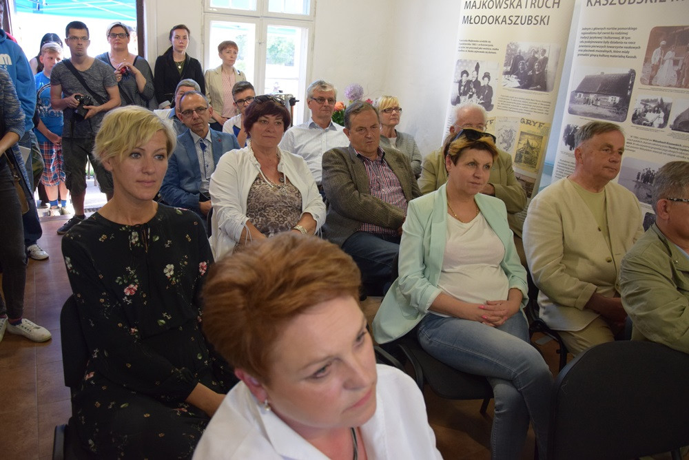 Żarówki, książki, zdjęcia, gazety, nalewki, listy, Nokia 3310... to włożyli kartuzianie do skrzyni czasu