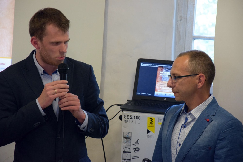 Żarówki, książki, zdjęcia, gazety, nalewki, listy, Nokia 3310... to włożyli kartuzianie do skrzyni czasu