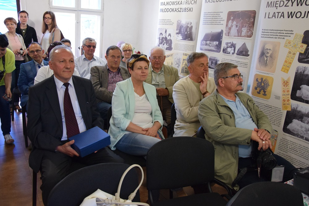 Żarówki, książki, zdjęcia, gazety, nalewki, listy, Nokia 3310... to włożyli kartuzianie do skrzyni czasu