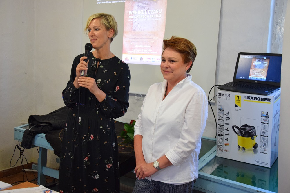 Żarówki, książki, zdjęcia, gazety, nalewki, listy, Nokia 3310... to włożyli kartuzianie do skrzyni czasu