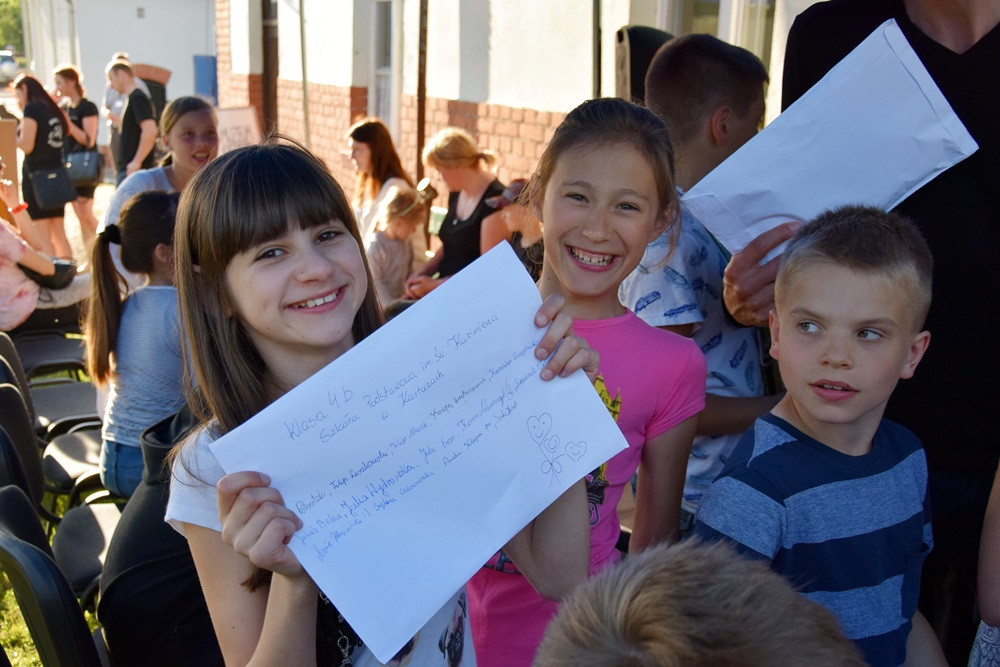 Żarówki, książki, zdjęcia, gazety, nalewki, listy, Nokia 3310... to włożyli kartuzianie do skrzyni czasu