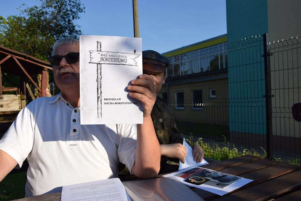 Żarówki, książki, zdjęcia, gazety, nalewki, listy, Nokia 3310... to włożyli kartuzianie do skrzyni czasu