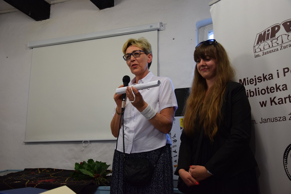 Żarówki, książki, zdjęcia, gazety, nalewki, listy, Nokia 3310... to włożyli kartuzianie do skrzyni czasu