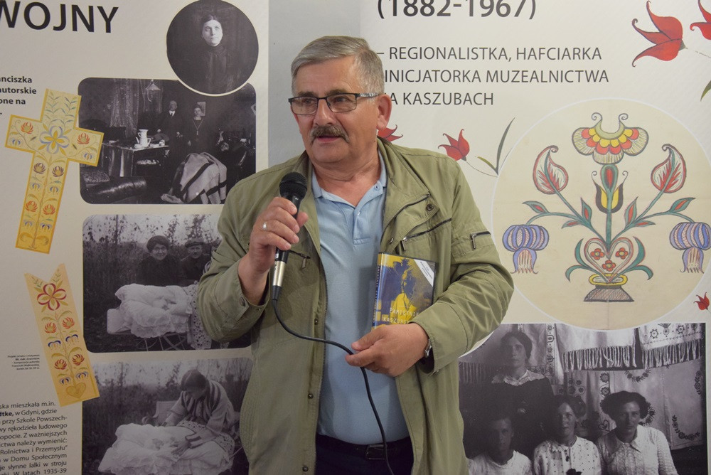 Żarówki, książki, zdjęcia, gazety, nalewki, listy, Nokia 3310... to włożyli kartuzianie do skrzyni czasu