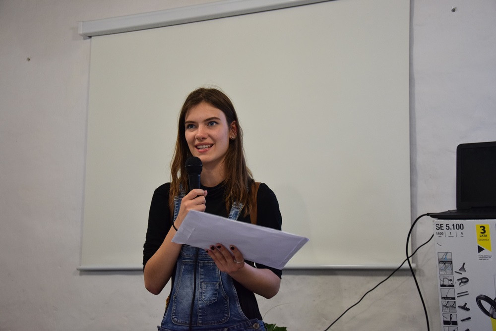 Żarówki, książki, zdjęcia, gazety, nalewki, listy, Nokia 3310... to włożyli kartuzianie do skrzyni czasu