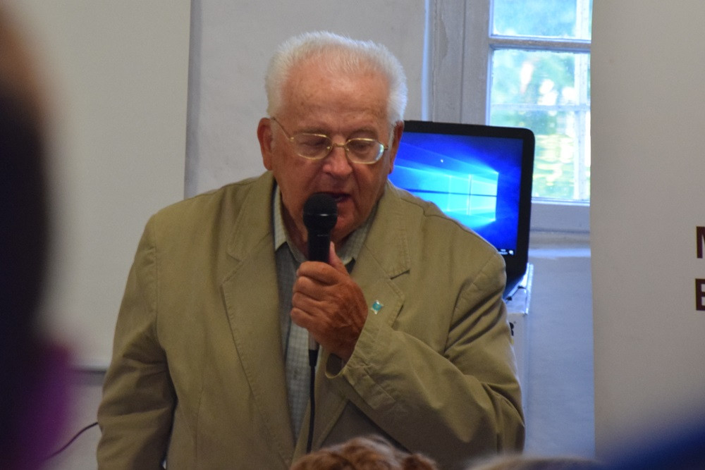 Żarówki, książki, zdjęcia, gazety, nalewki, listy, Nokia 3310... to włożyli kartuzianie do skrzyni czasu