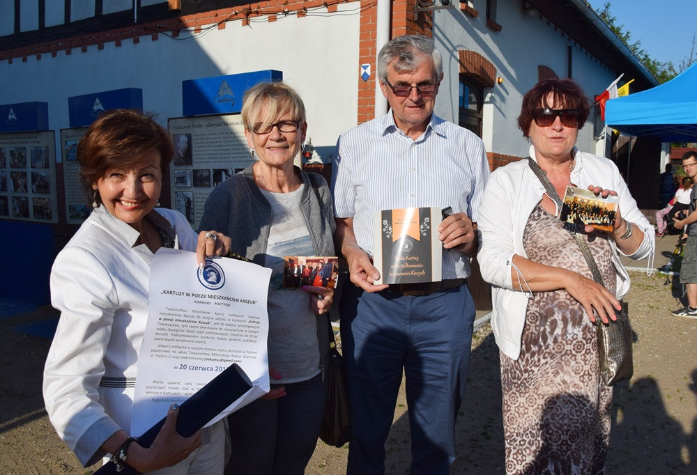 Żarówki, książki, zdjęcia, gazety, nalewki, listy, Nokia 3310... to włożyli kartuzianie do skrzyni czasu