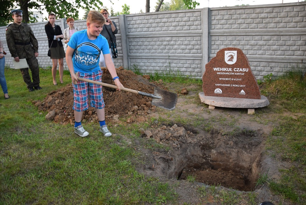 Żarówki, książki, zdjęcia, gazety, nalewki, listy, Nokia 3310... to włożyli kartuzianie do skrzyni czasu