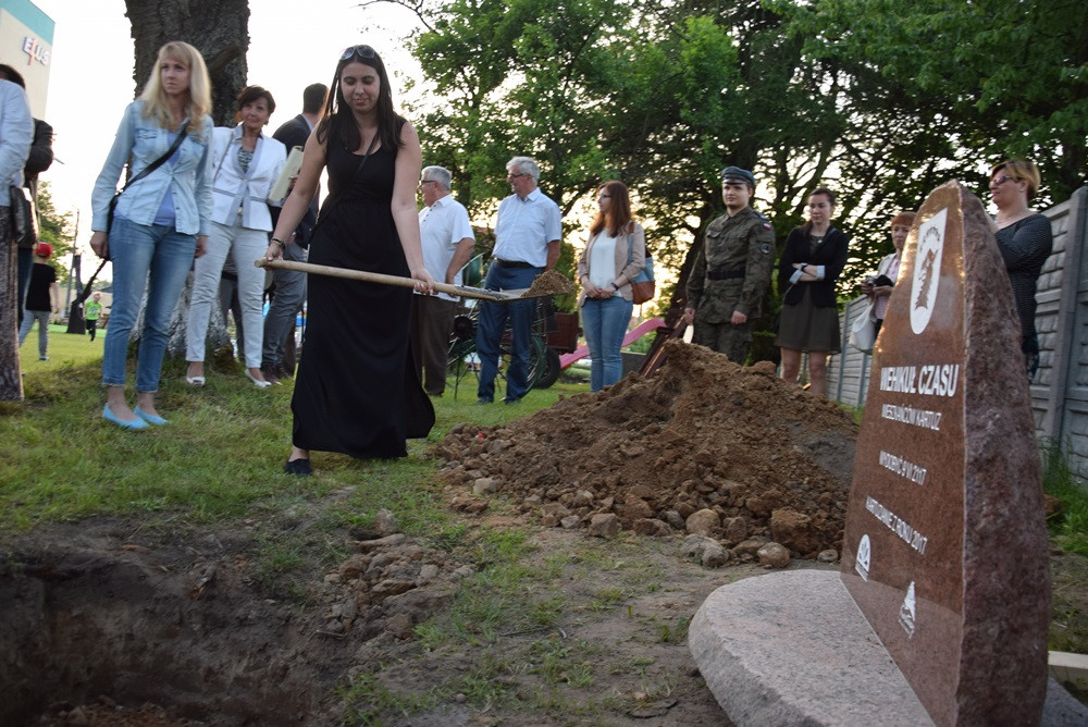 Żarówki, książki, zdjęcia, gazety, nalewki, listy, Nokia 3310... to włożyli kartuzianie do skrzyni czasu