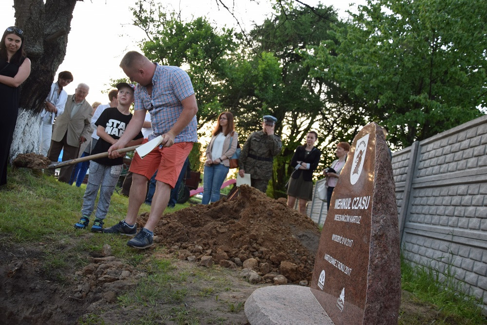 Żarówki, książki, zdjęcia, gazety, nalewki, listy, Nokia 3310... to włożyli kartuzianie do skrzyni czasu
