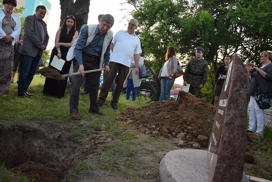 Żarówki, książki, zdjęcia, gazety, nalewki, listy, Nokia 3310... to włożyli kartuzianie do skrzyni czasu