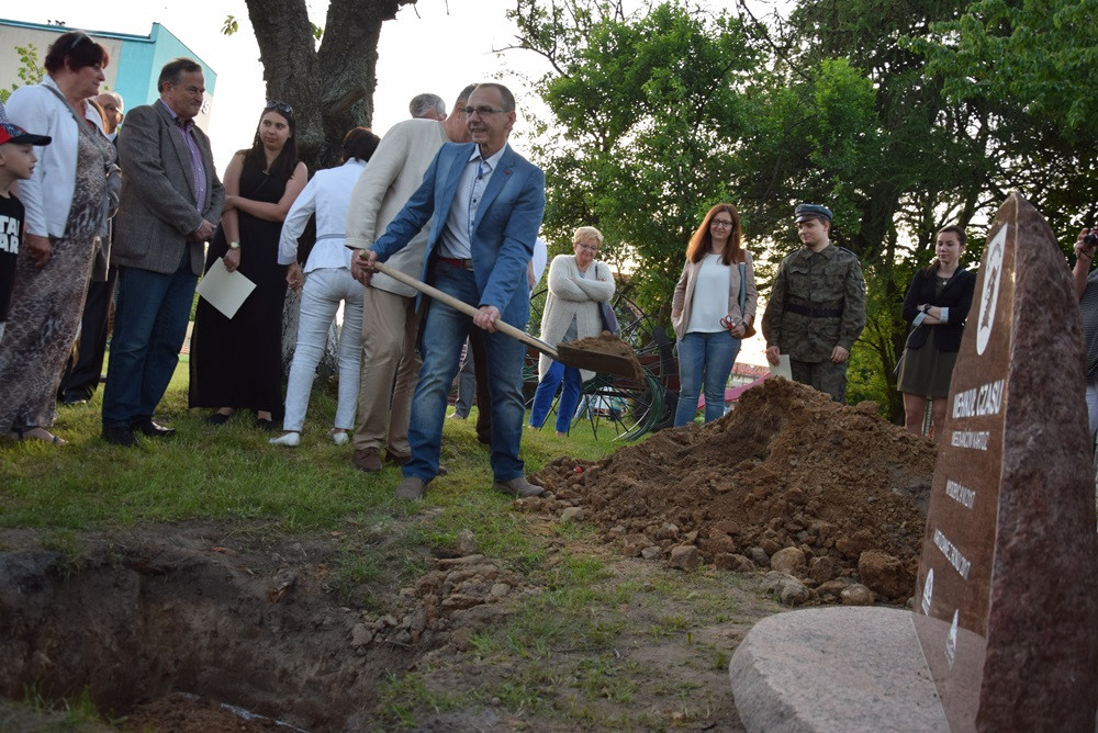 Żarówki, książki, zdjęcia, gazety, nalewki, listy, Nokia 3310... to włożyli kartuzianie do skrzyni czasu