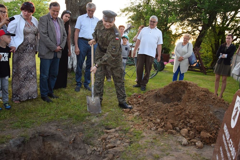 Żarówki, książki, zdjęcia, gazety, nalewki, listy, Nokia 3310... to włożyli kartuzianie do skrzyni czasu