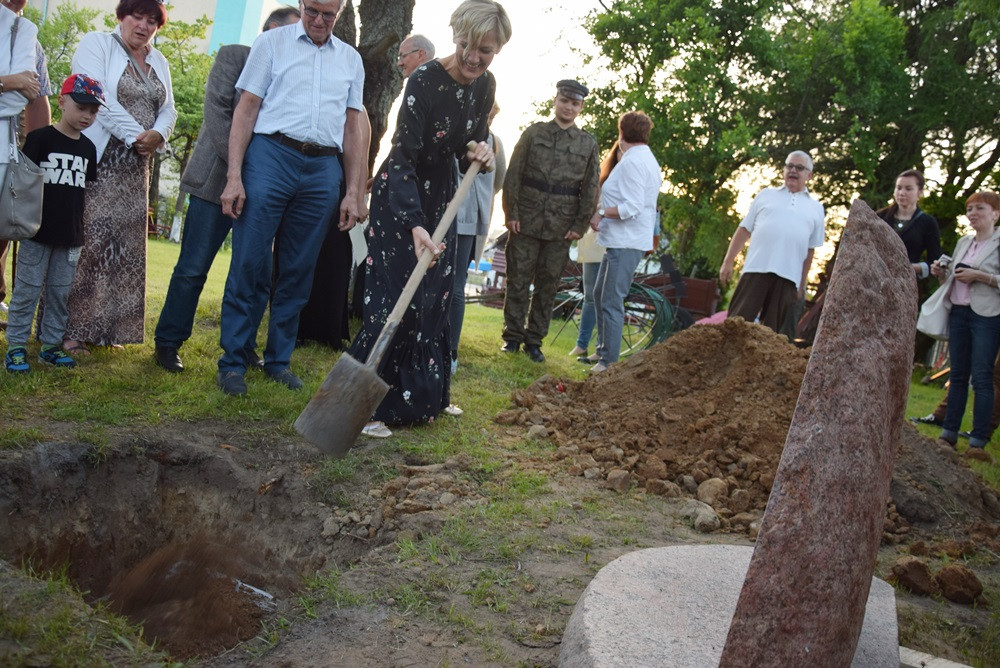 Żarówki, książki, zdjęcia, gazety, nalewki, listy, Nokia 3310... to włożyli kartuzianie do skrzyni czasu