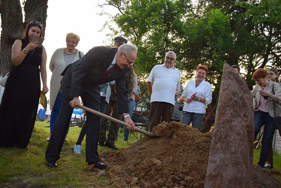 Żarówki, książki, zdjęcia, gazety, nalewki, listy, Nokia 3310... to włożyli kartuzianie do skrzyni czasu