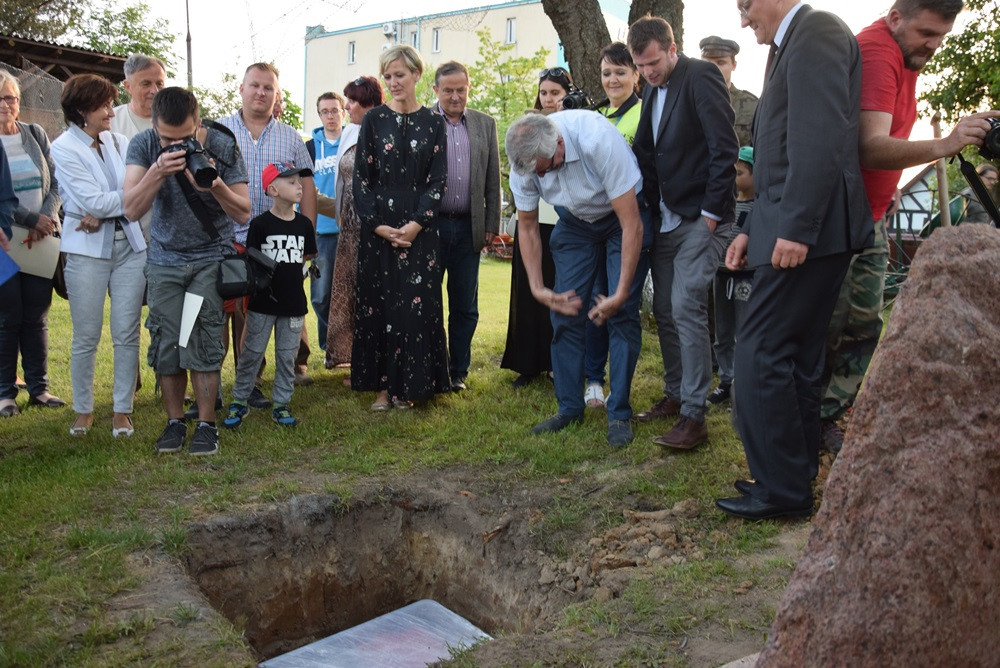 Żarówki, książki, zdjęcia, gazety, nalewki, listy, Nokia 3310... to włożyli kartuzianie do skrzyni czasu