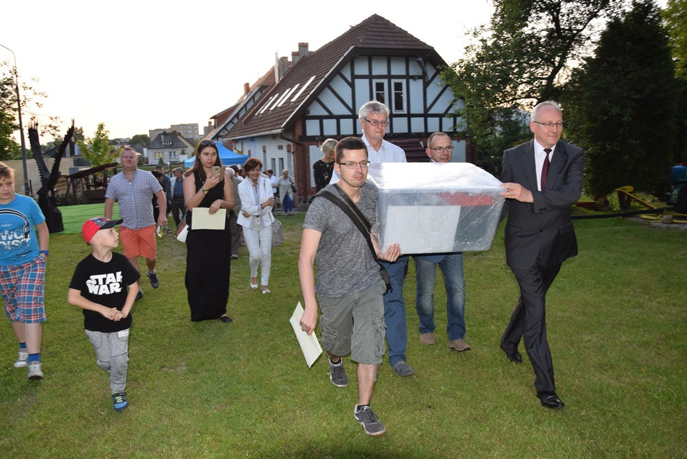 Żarówki, książki, zdjęcia, gazety, nalewki, listy, Nokia 3310... to włożyli kartuzianie do skrzyni czasu