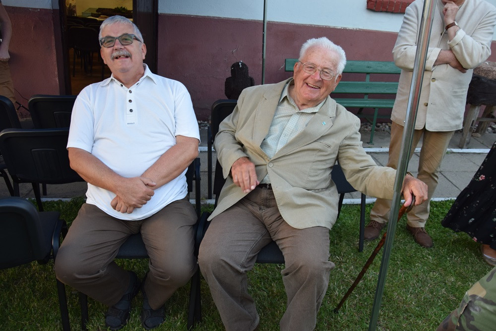 Żarówki, książki, zdjęcia, gazety, nalewki, listy, Nokia 3310... to włożyli kartuzianie do skrzyni czasu