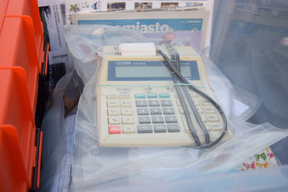 Żarówki, książki, zdjęcia, gazety, nalewki, listy, Nokia 3310... to włożyli kartuzianie do skrzyni czasu