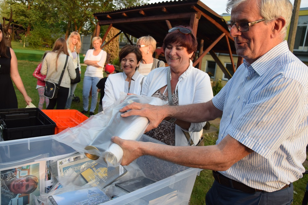 Żarówki, książki, zdjęcia, gazety, nalewki, listy, Nokia 3310... to włożyli kartuzianie do skrzyni czasu
