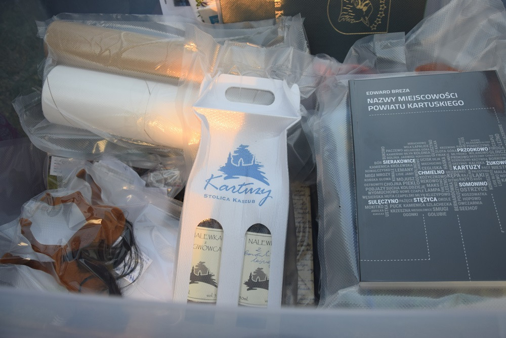 Żarówki, książki, zdjęcia, gazety, nalewki, listy, Nokia 3310... to włożyli kartuzianie do skrzyni czasu