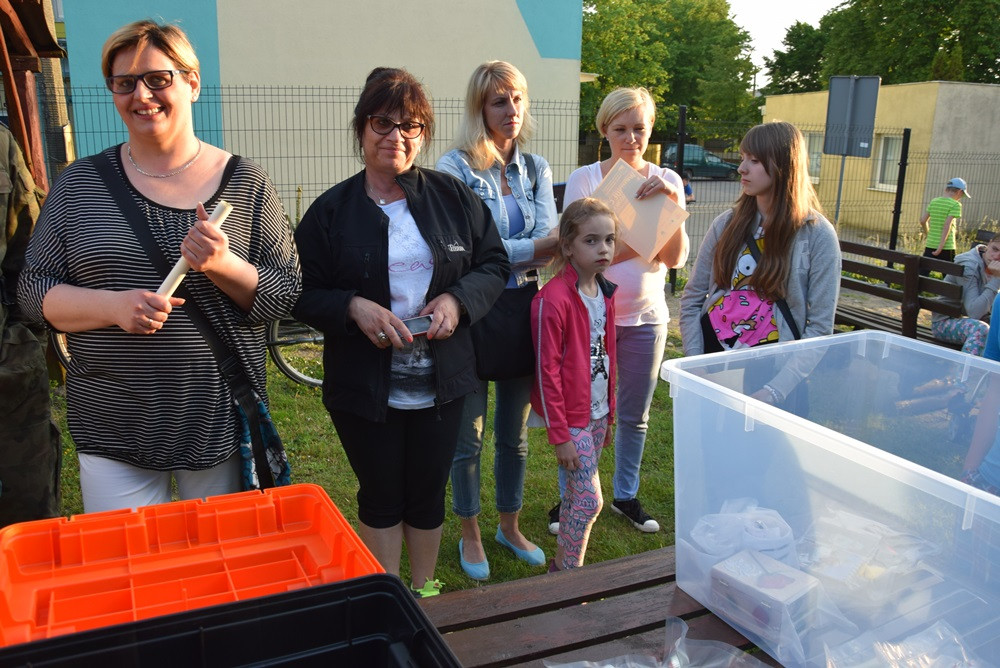 Żarówki, książki, zdjęcia, gazety, nalewki, listy, Nokia 3310... to włożyli kartuzianie do skrzyni czasu