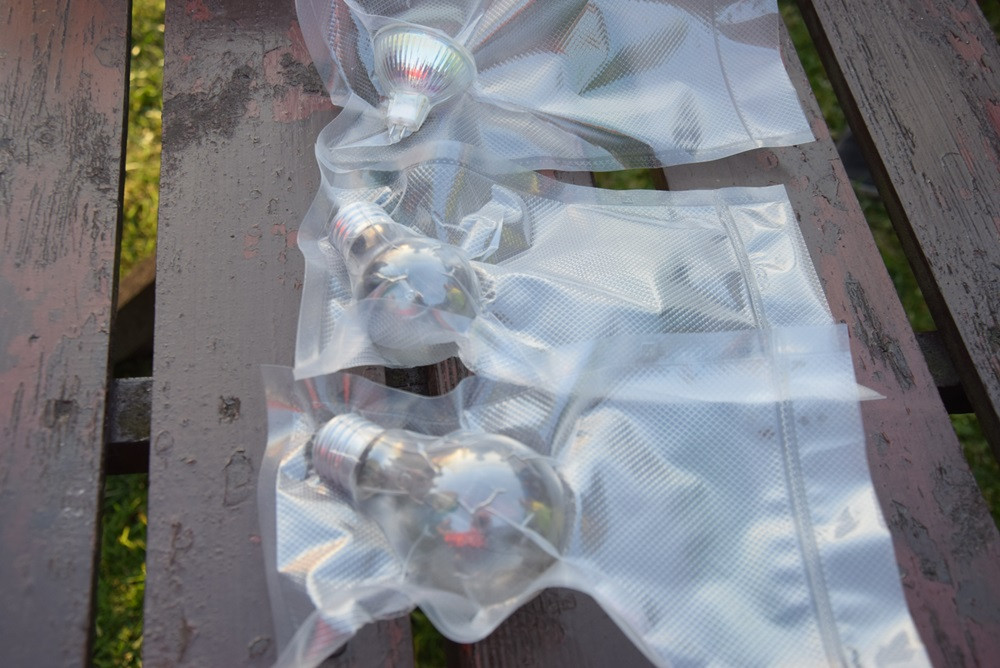 Żarówki, książki, zdjęcia, gazety, nalewki, listy, Nokia 3310... to włożyli kartuzianie do skrzyni czasu