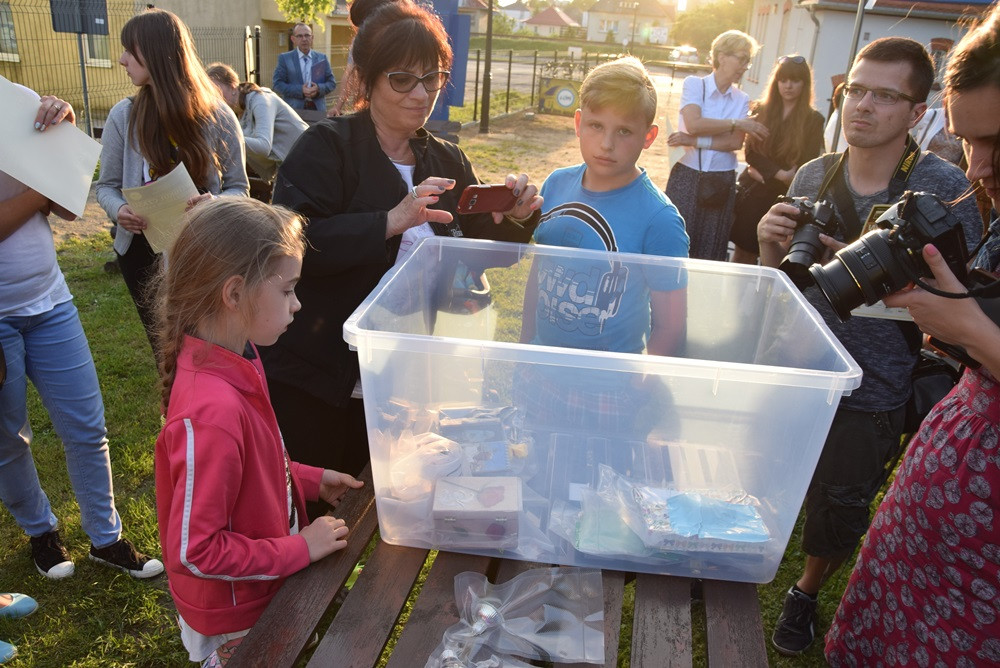 Żarówki, książki, zdjęcia, gazety, nalewki, listy, Nokia 3310... to włożyli kartuzianie do skrzyni czasu