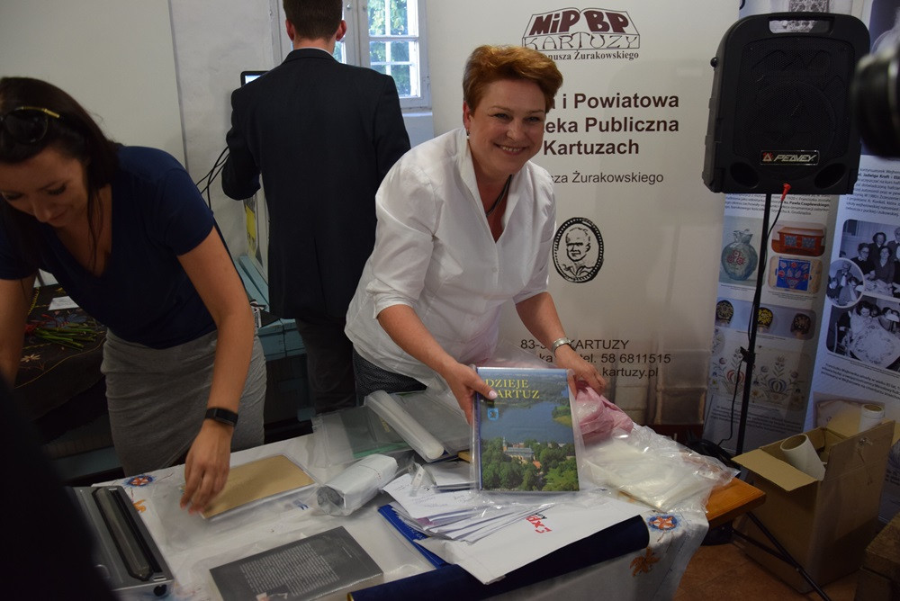 Żarówki, książki, zdjęcia, gazety, nalewki, listy, Nokia 3310... to włożyli kartuzianie do skrzyni czasu