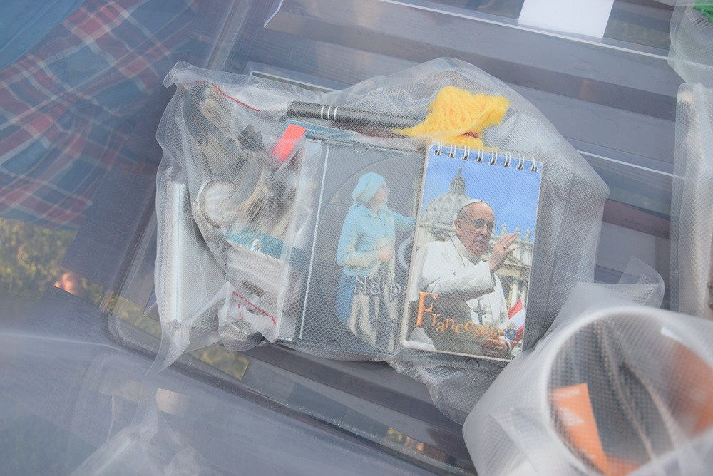 Żarówki, książki, zdjęcia, gazety, nalewki, listy, Nokia 3310... to włożyli kartuzianie do skrzyni czasu