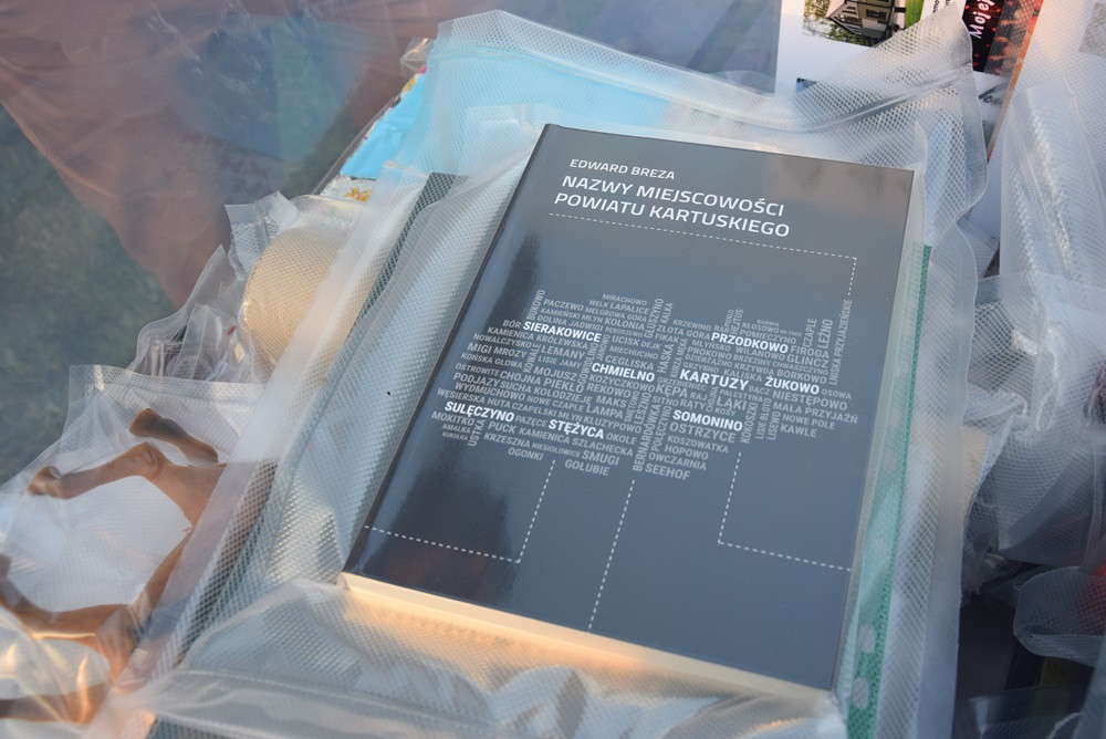 Żarówki, książki, zdjęcia, gazety, nalewki, listy, Nokia 3310... to włożyli kartuzianie do skrzyni czasu