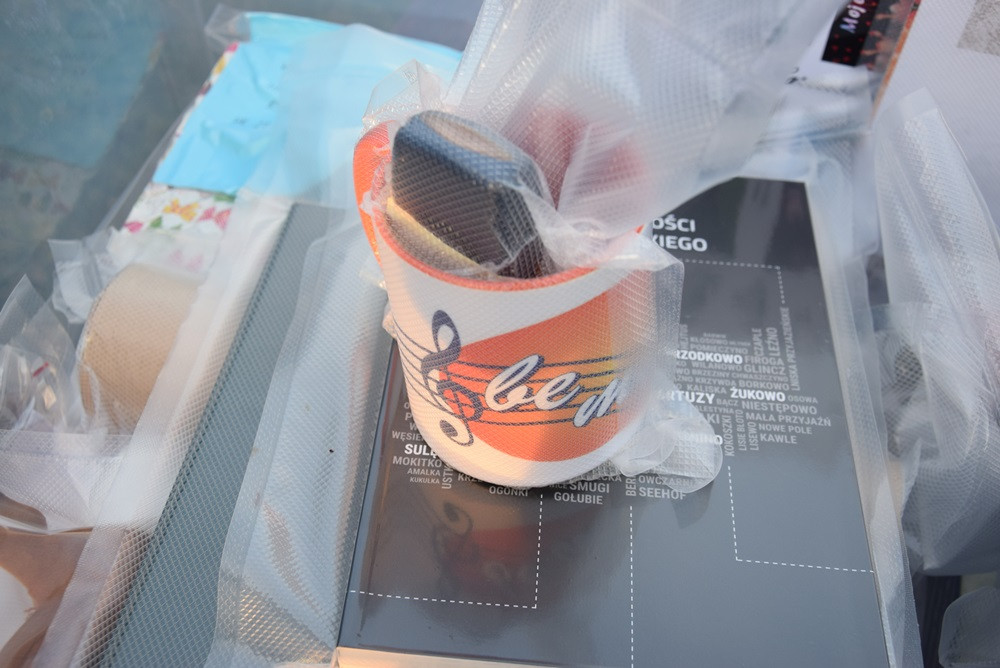 Żarówki, książki, zdjęcia, gazety, nalewki, listy, Nokia 3310... to włożyli kartuzianie do skrzyni czasu