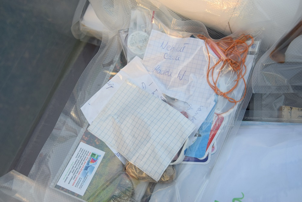 Żarówki, książki, zdjęcia, gazety, nalewki, listy, Nokia 3310... to włożyli kartuzianie do skrzyni czasu