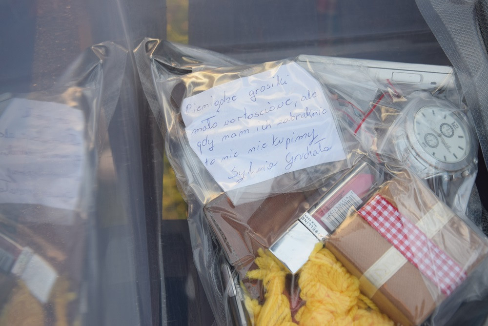 Żarówki, książki, zdjęcia, gazety, nalewki, listy, Nokia 3310... to włożyli kartuzianie do skrzyni czasu