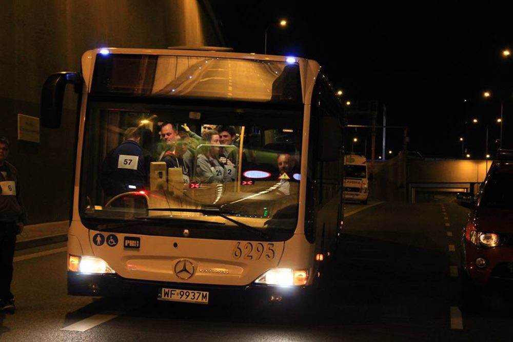 Młodzież z Parafialnej Grupy Pozoracyjnej w Sianowie na ćwiczeniach w tunelu pod Martwą Wisłą