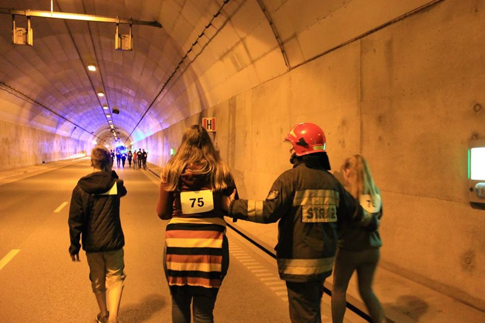 Młodzież z Parafialnej Grupy Pozoracyjnej w Sianowie na ćwiczeniach w tunelu pod Martwą Wisłą