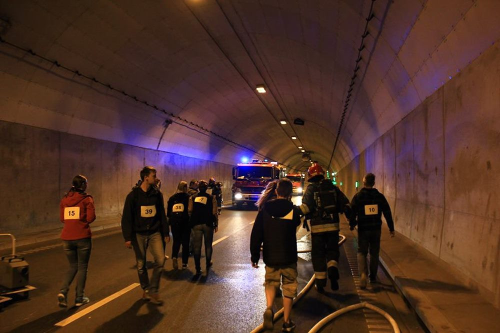 Młodzież z Parafialnej Grupy Pozoracyjnej w Sianowie na ćwiczeniach w tunelu pod Martwą Wisłą